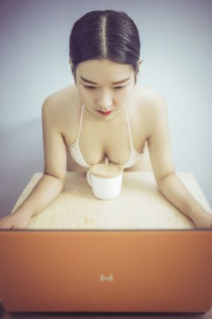 两男吮着她的花蒂尿的拍摄地点
